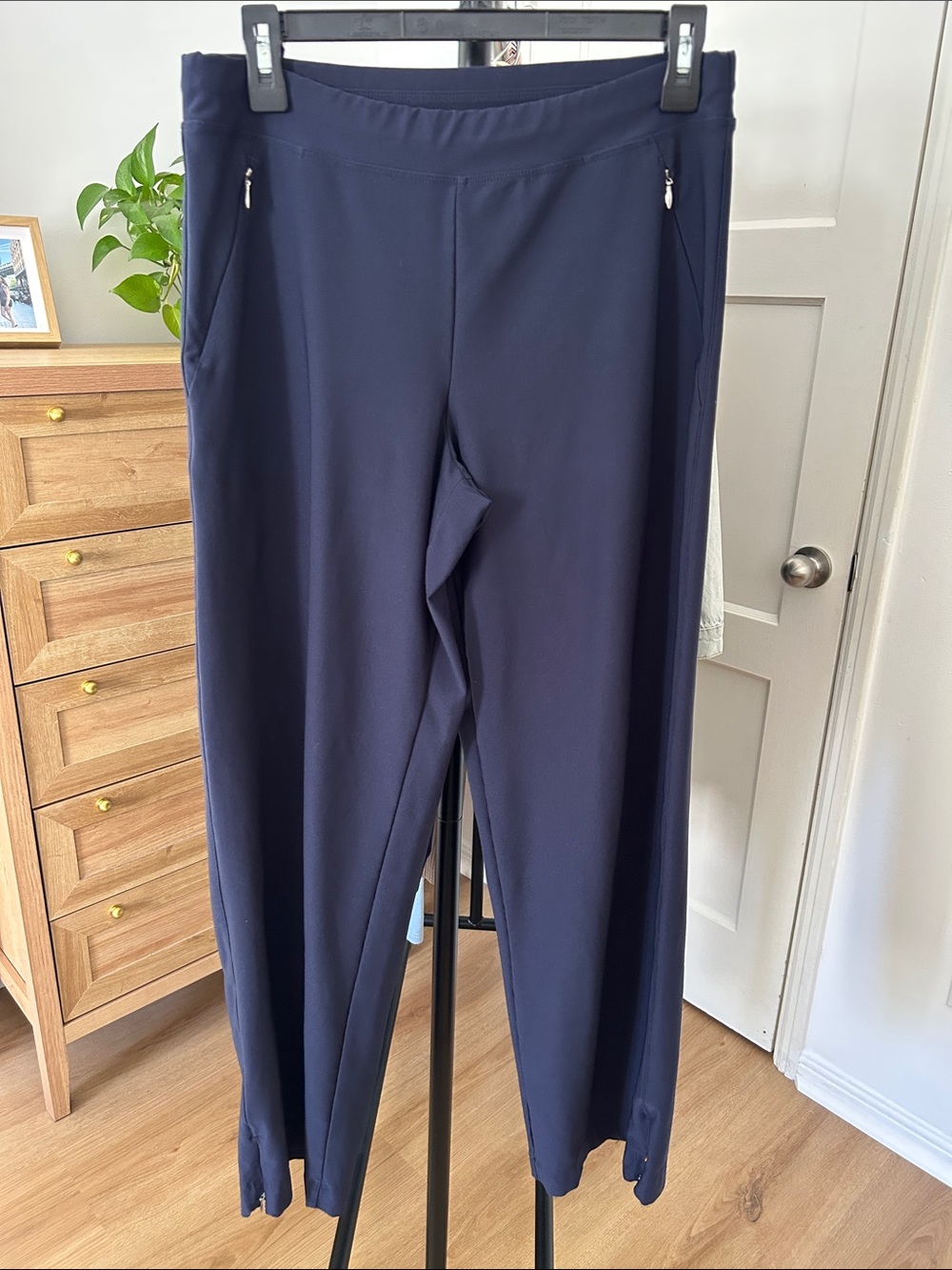 Lucy Wide Leg Pant. Size medium. 30.5” inseam. Navy. Stretch.